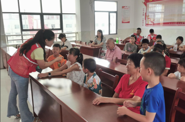 以课堂讲解相结合的形式不断提升小朋友的安全意识和应变能力