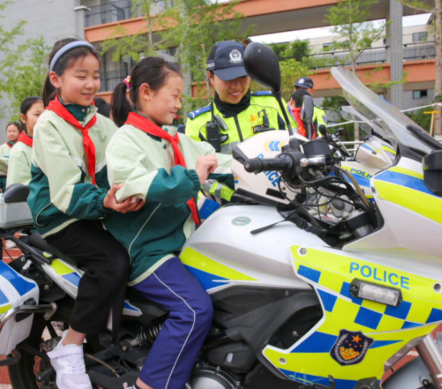 系好安全带使用安全座椅为了孩子的搭车安全请家长开车接送上下学时