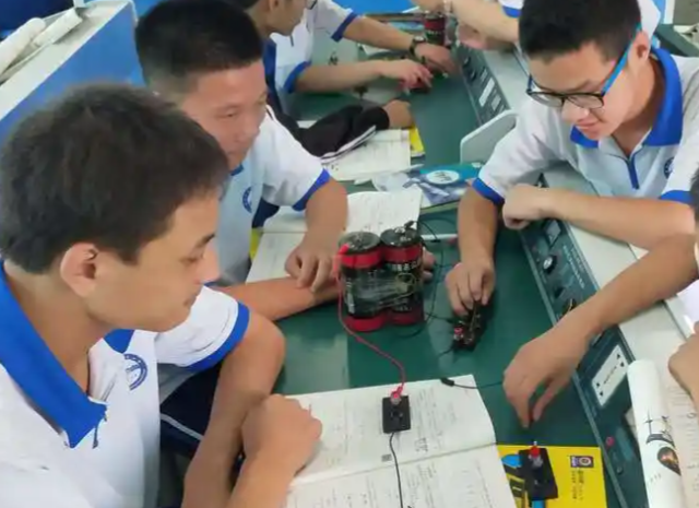 高效的压力测试场它迫使学生将模糊的神往转化为结构化表达