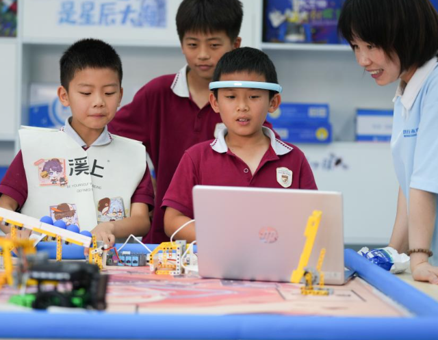 新模态的语文课正在把沉淀数十年的主题教育与AI技能深度交融 新模态的语文课正在把沉淀数十年的主题教育与AI技能深度交融