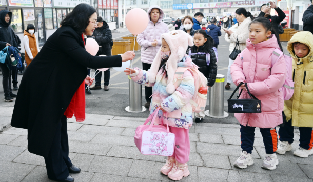 主题班会一体化德育形式年级分层施行善行笃行远行