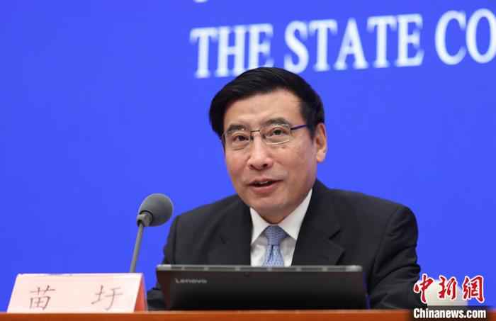 1月20日,国务院新闻办公室在北京举行新闻发布会,工业和信息化部部长苗圩介绍2019年工业通信业发展情况。苗圩表示,今明两年是汽车业企稳筑底关键期。中新社记者 杨可佳 摄 工信部:鼓励地方政府出台政策支持5G网络建设