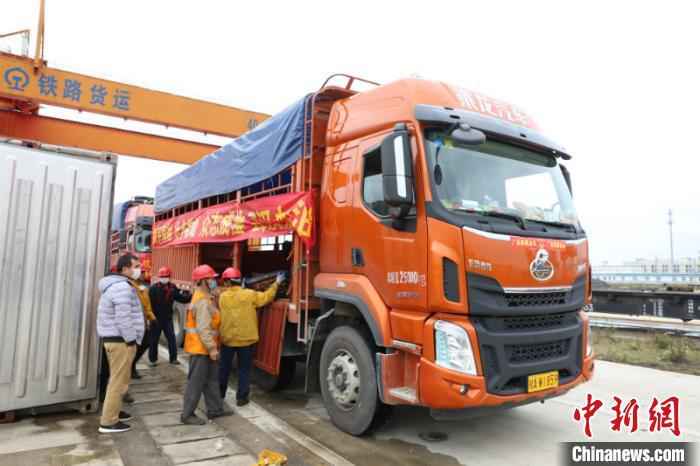 资料图:工人在搬运果蔬等物资 林浩 摄
湖北省交通运输厅:运送物资进湖北的司机返程不需要隔离