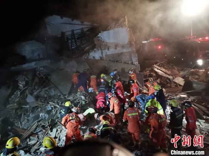 事故现场。 钟新 摄 浙江龙港发生一起民房意外坍塌事故 2人死亡8人受伤