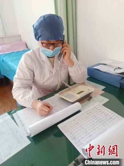 疫情防控期间,家庭医生每天都会跟居民打电话,询问他们的情况。 申娜 摄 山西社区家庭医生:做居民健康的“守门人”