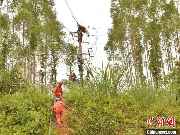 图为南方电网广西崇左供电局正在抓紧边境农网升级改造项目施工。 易欢 摄 广西崇左斥资1.5亿改造边境农网助扶贫