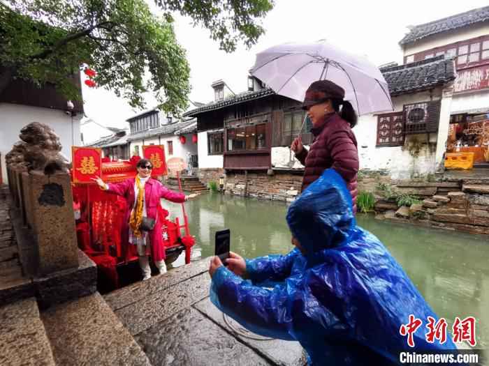800游人走进水墨周庄感受烟雨江南