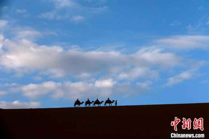 图为敦煌大漠晨光引客“画中游”。 张晓亮 摄 古郡敦煌大漠晨光引客“画中游”